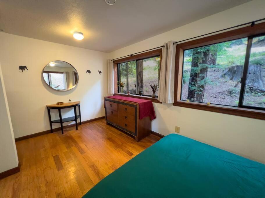 Little House In The Redwoods With A Hot Tub! Apartman Garberville Kültér fotó